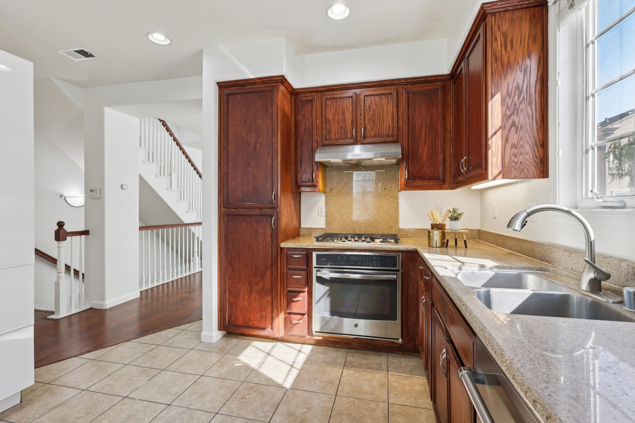 Whitworth Dr-S3003-014.jpg