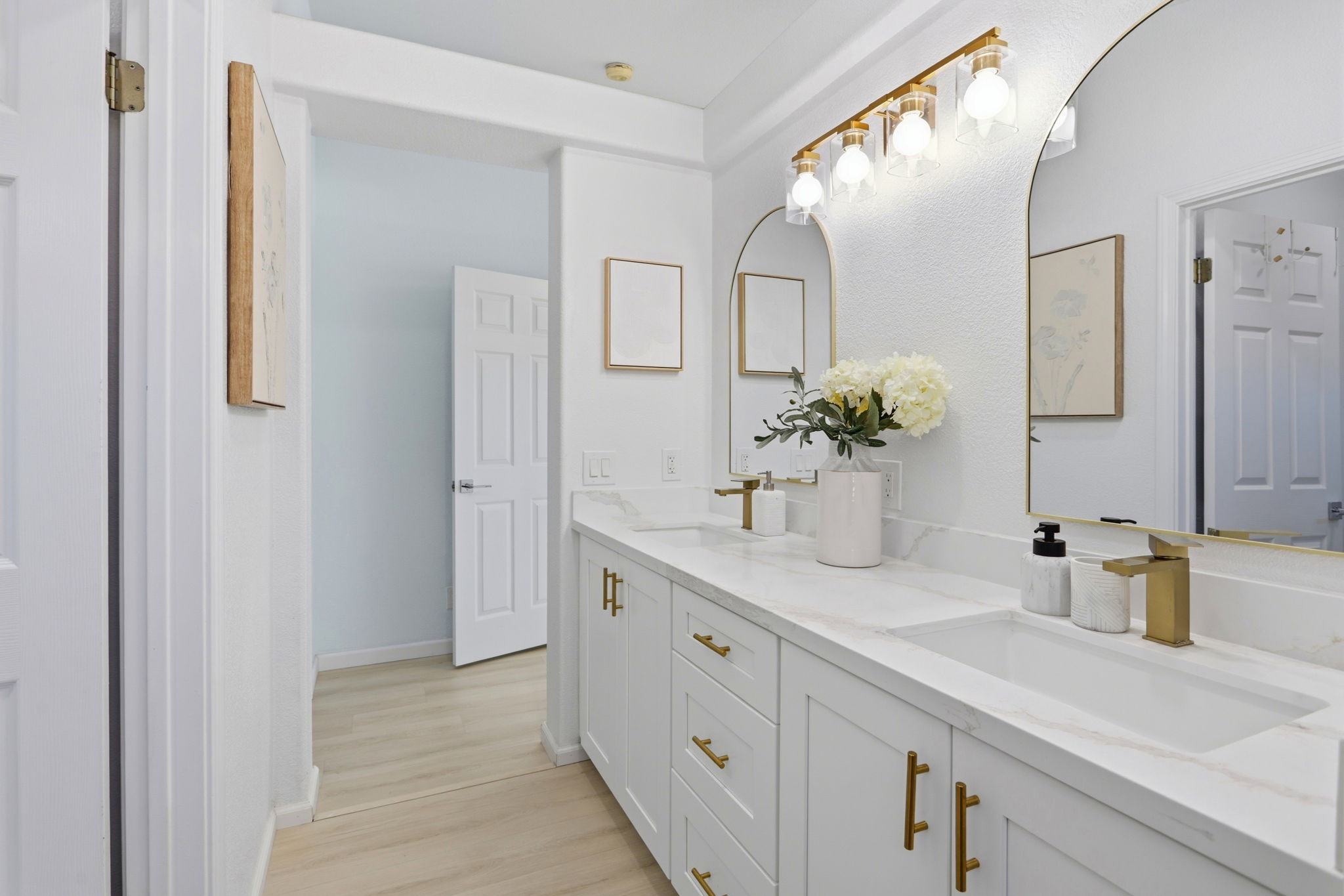  Photo 32