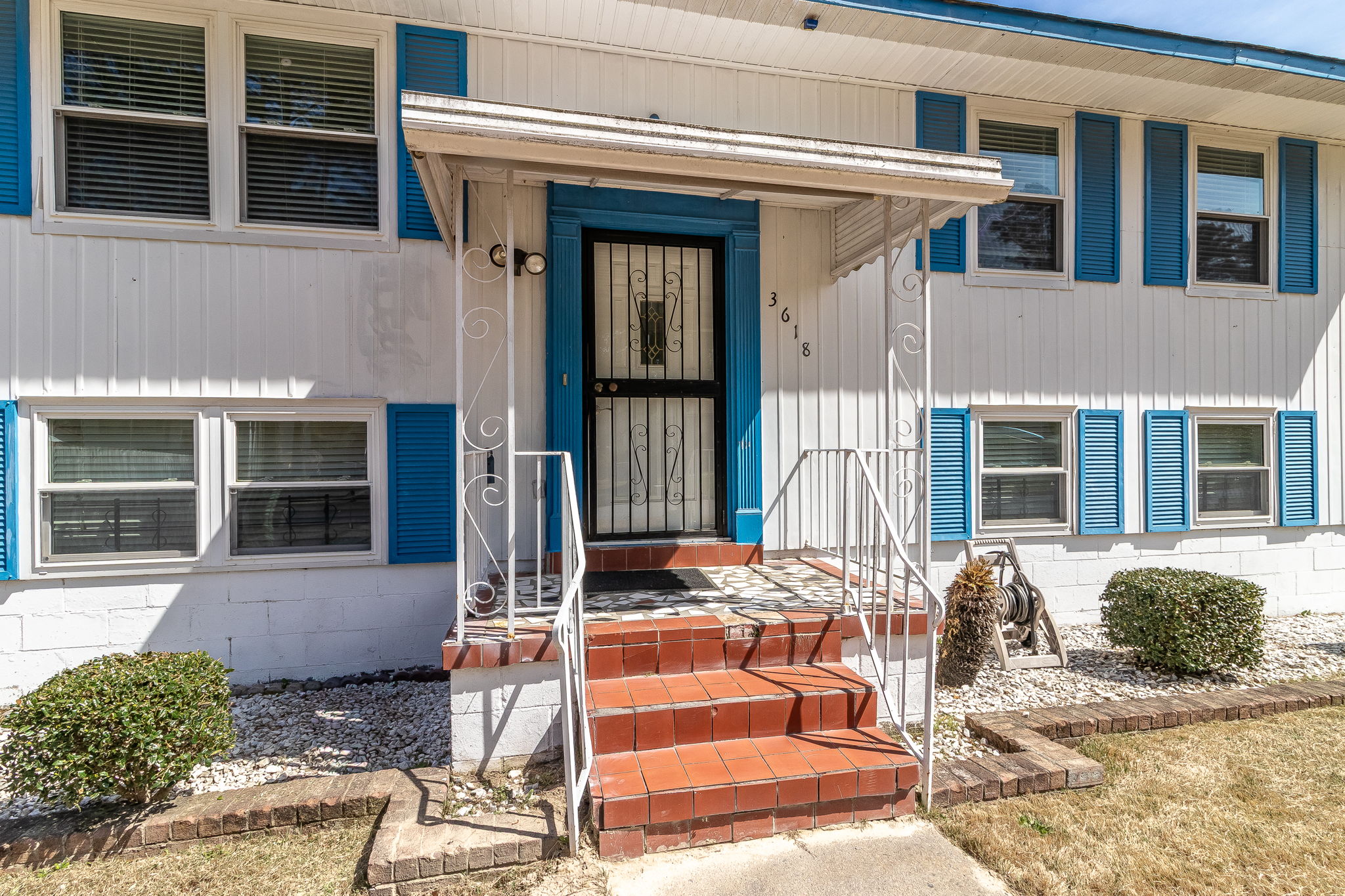 Front Porch/Entrance