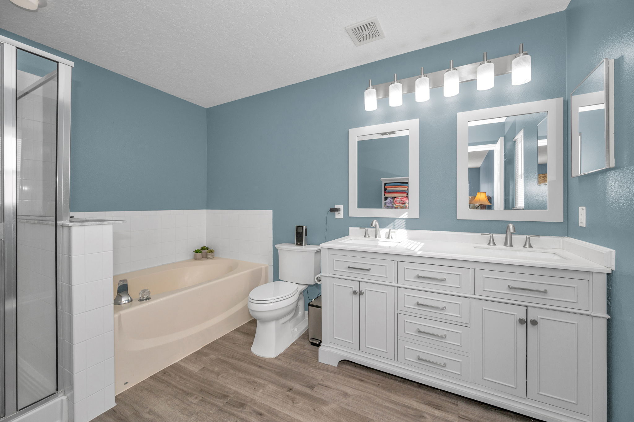 Upper Level Primary Bathroom1a