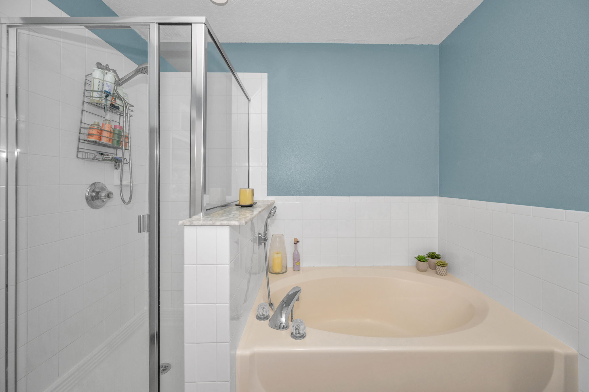 Upper Level Primary Bathroom1b