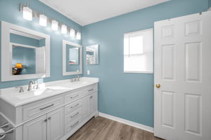 Upper Level Primary Bathroom1c