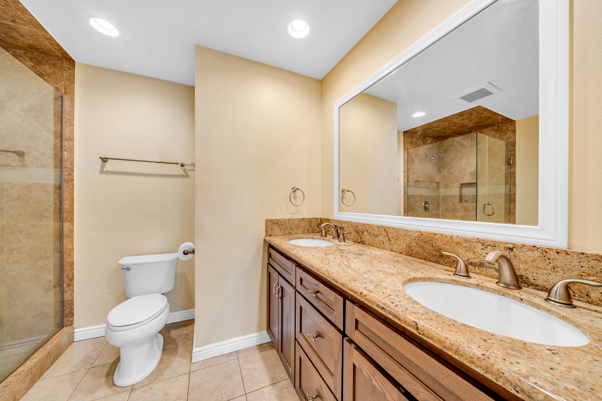 Double Sinks & Granite Countertop