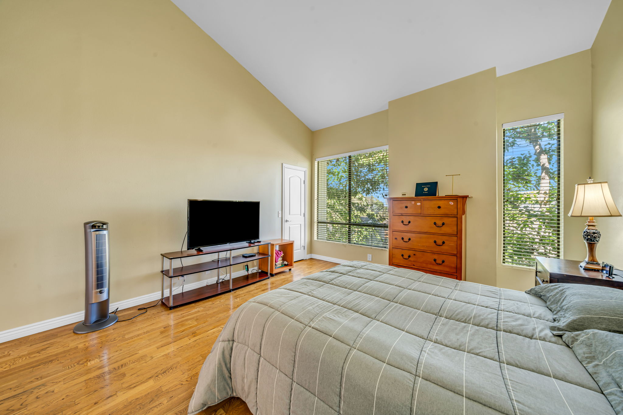 Vaulted Ceiling & Pastoral/City View