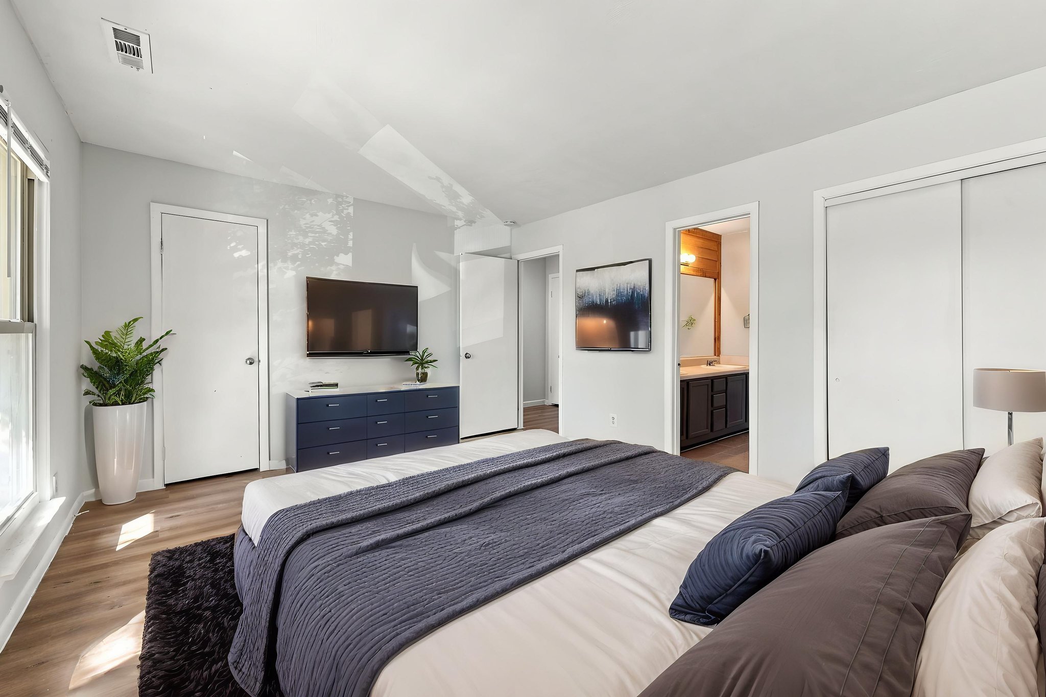 023_IMG_9057 virtually staged.jpeg