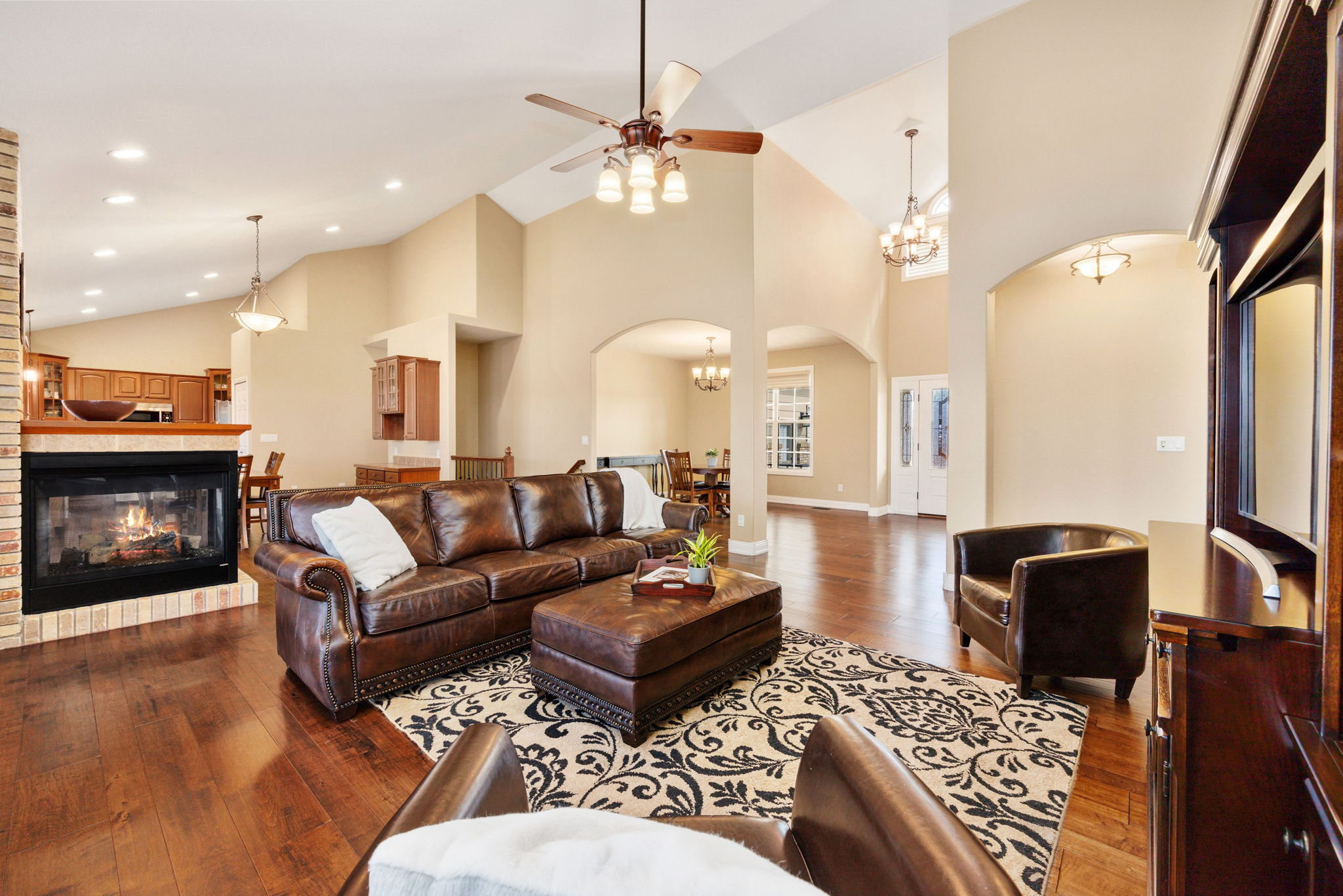 Cathedral ceilings and 3-sided fireplace