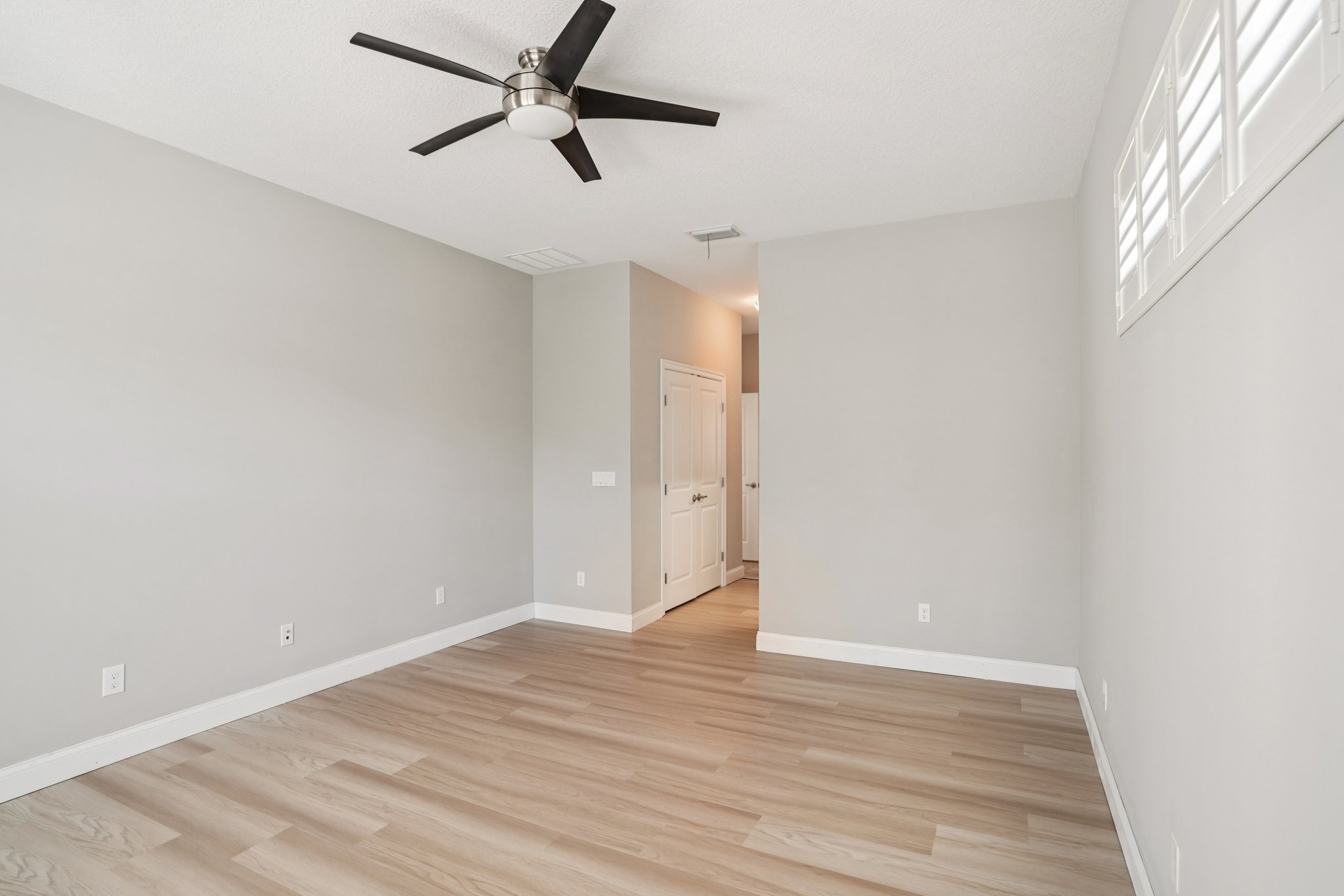 Pini Ave-S1410-022.jpg