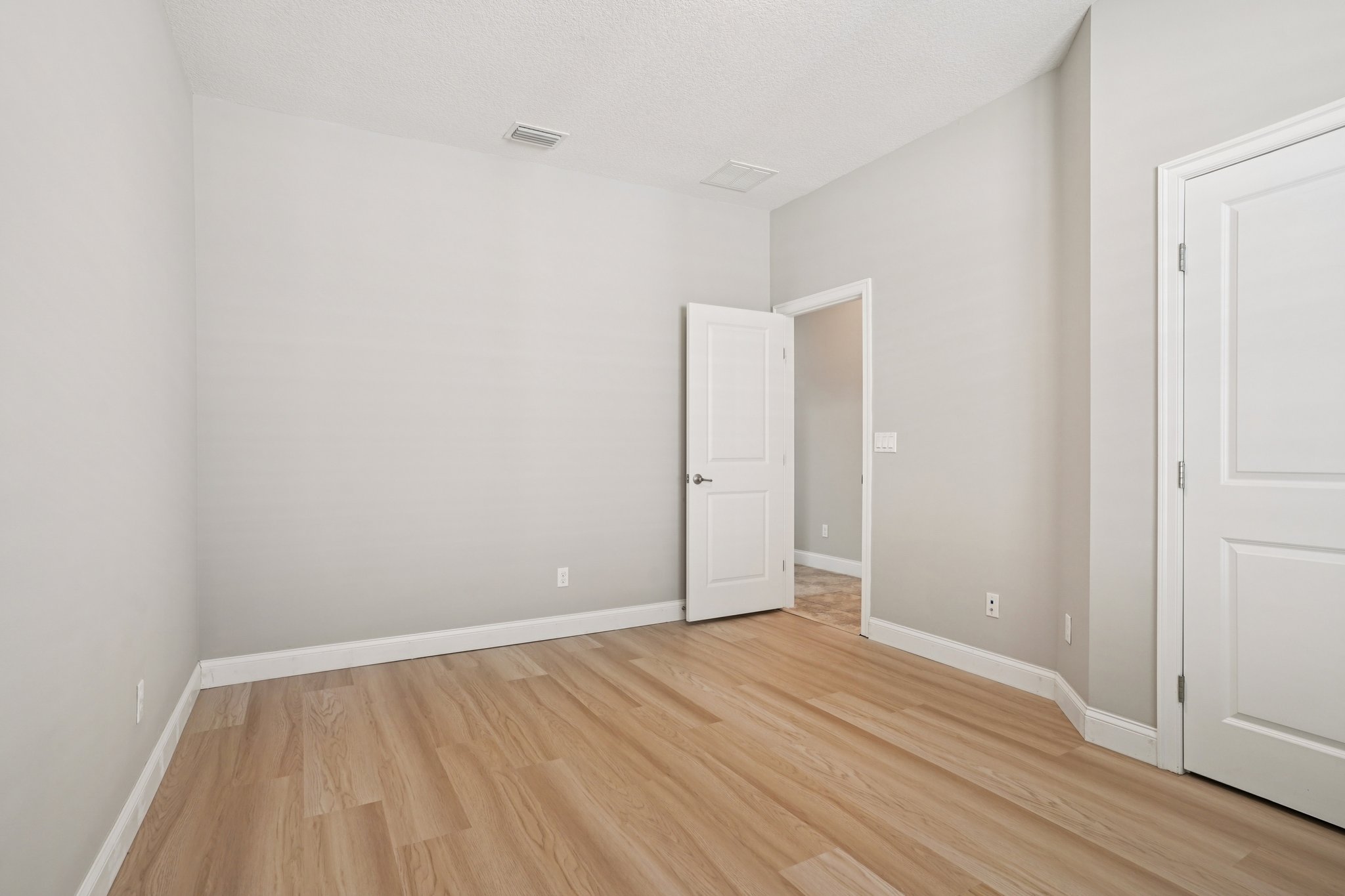 Pini Ave-S1410-029.jpg