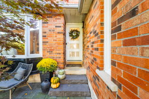 Front Porch/Entrance