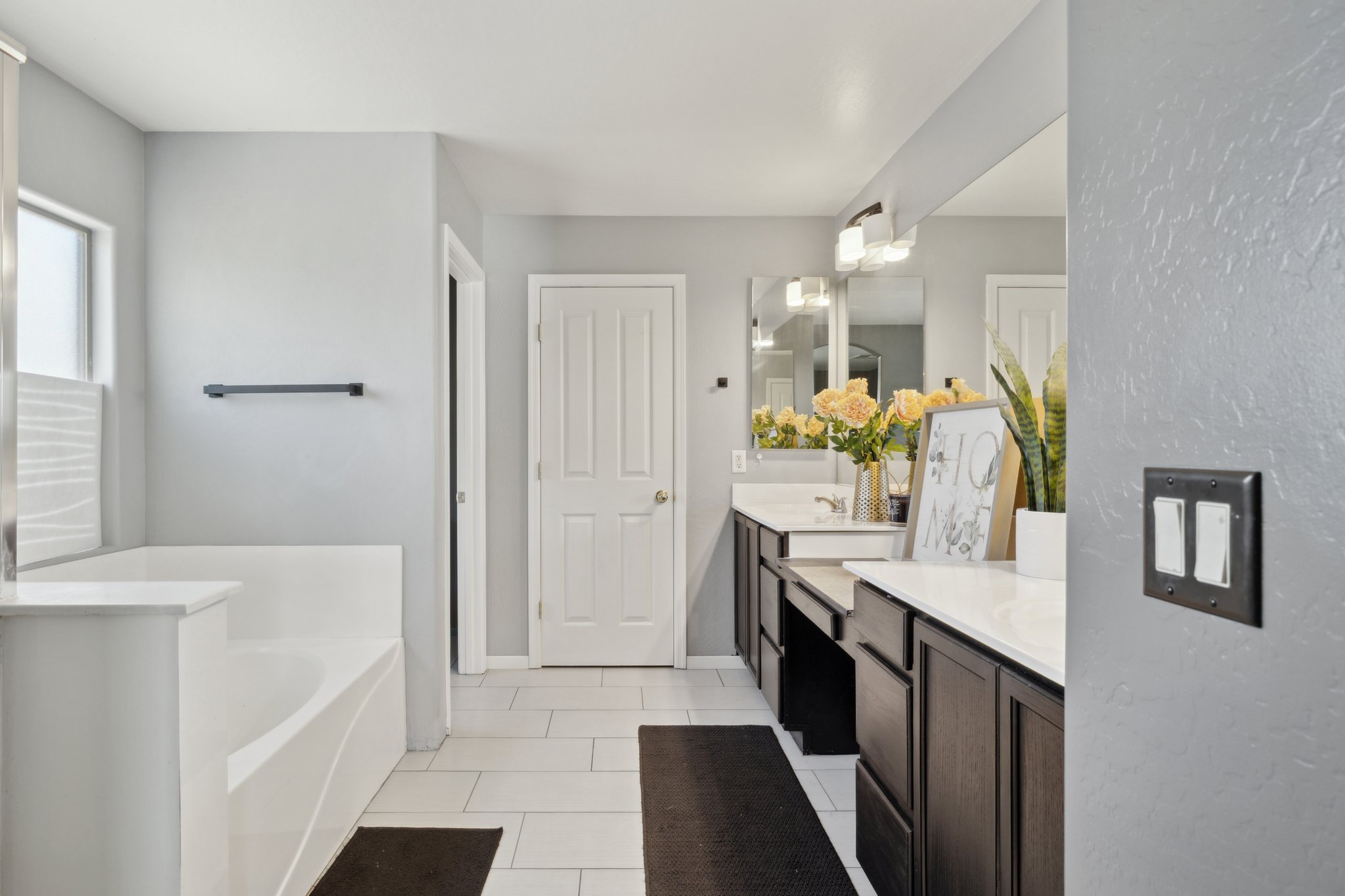 Master Bath/ Tub/ Shower