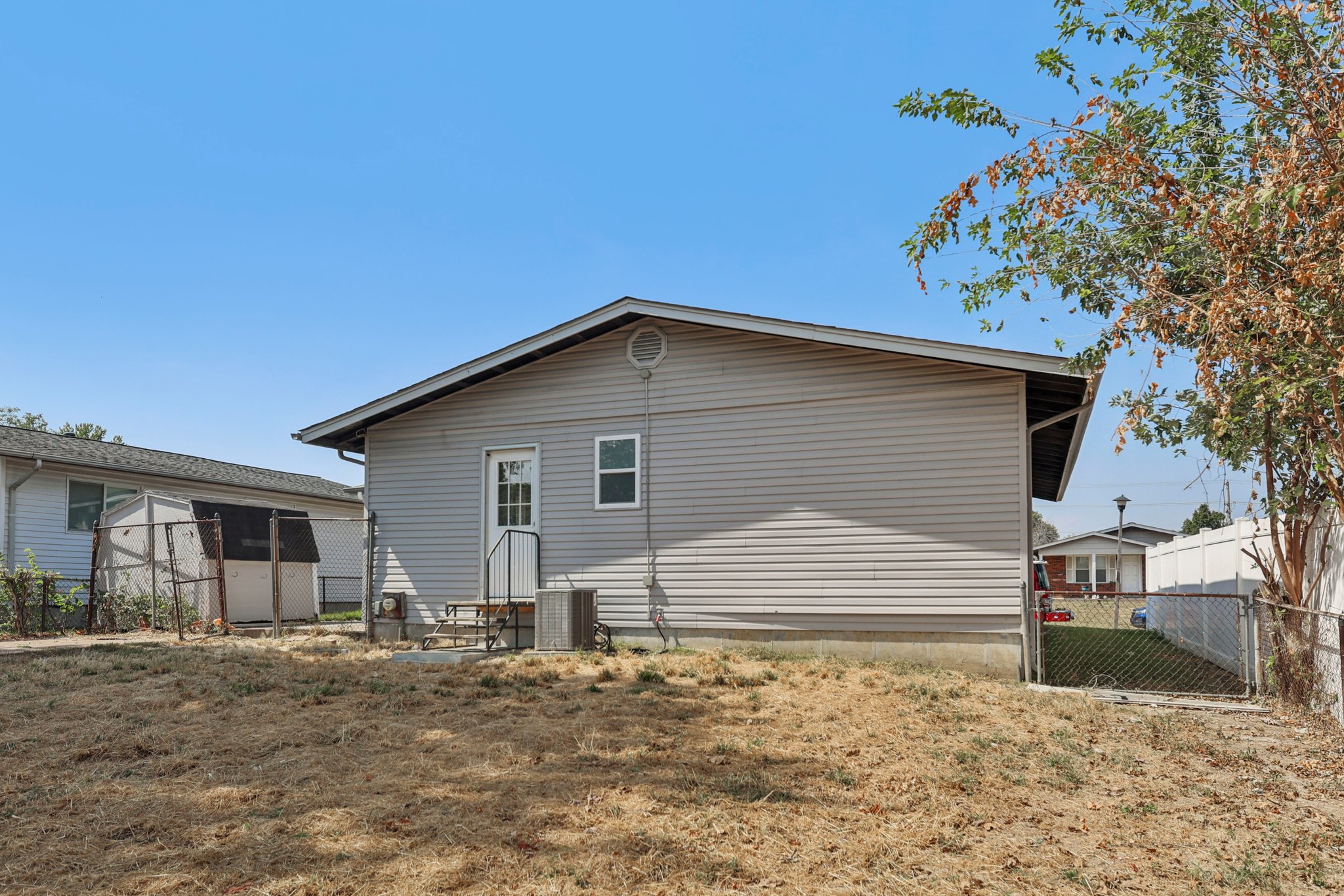 3660 Woodman Dr-S1909-024.jpg