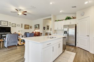 Kitchen/Breakfast Bar