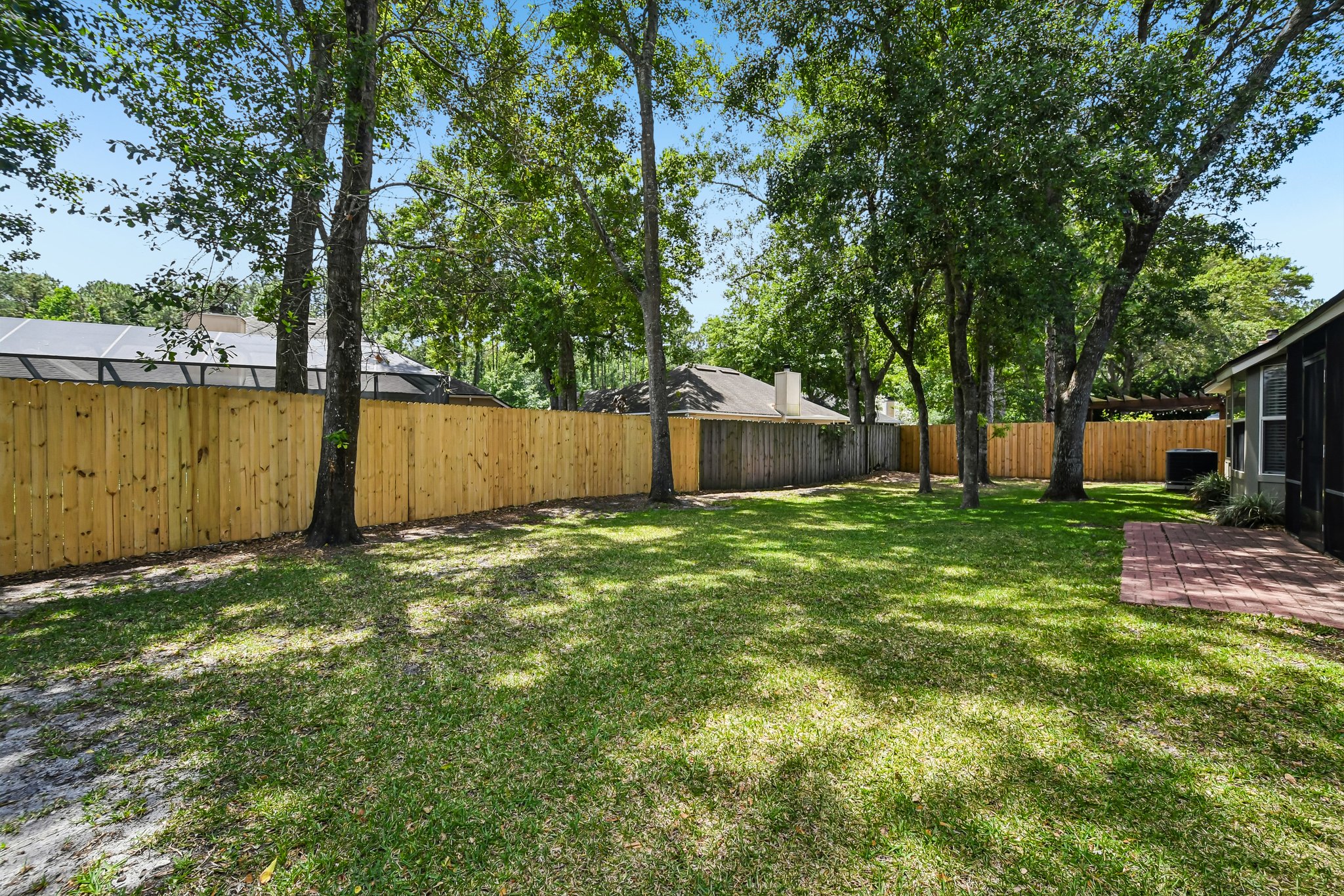 Maplewood Dr-S0705-046.jpg