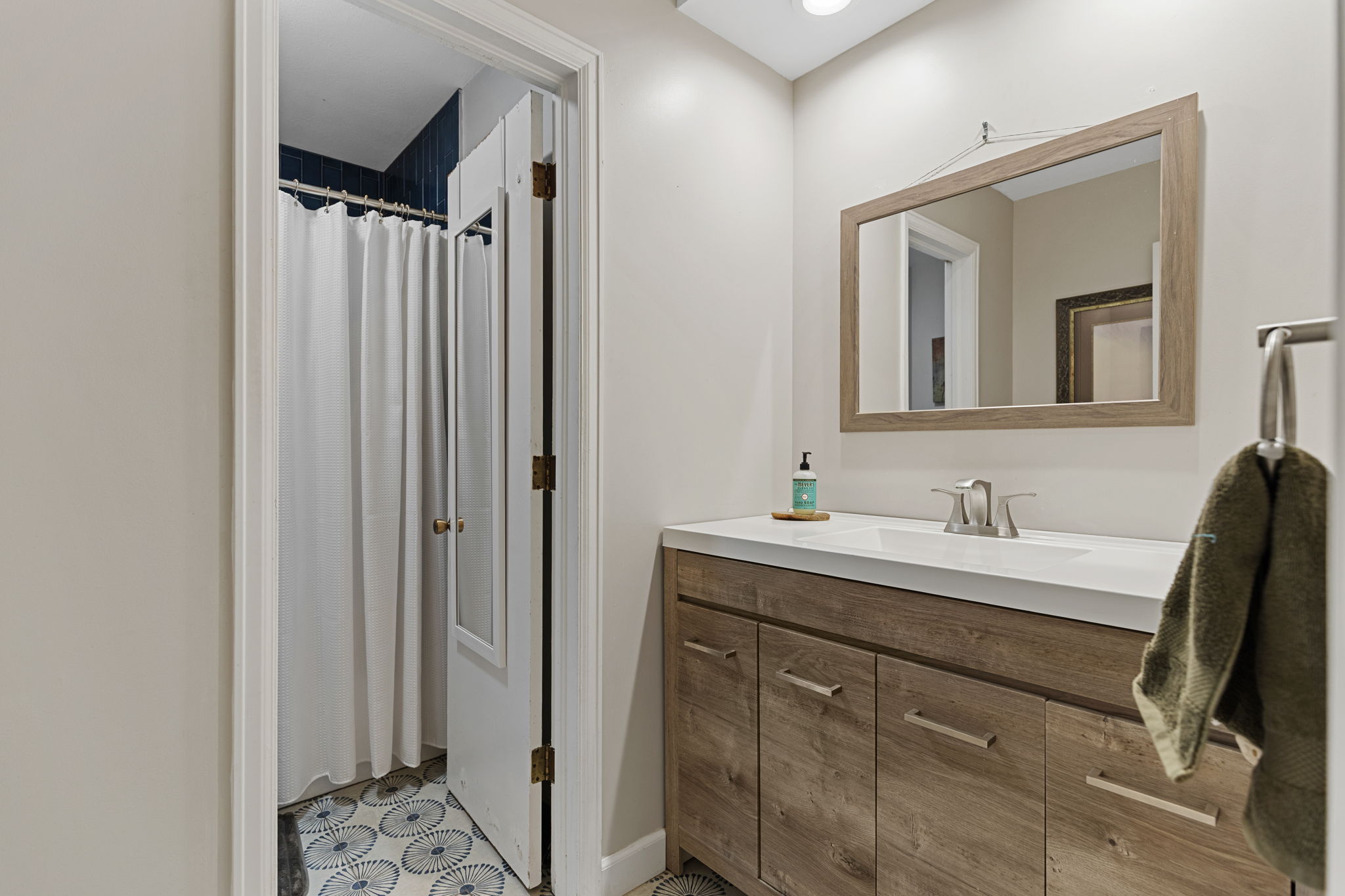 Main floor full bathroom with split layout, perfect for accommodating the 2 junior bedrooms