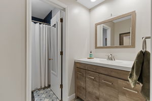 Main floor full bathroom with split layout, perfect for accommodating the 2 junior bedrooms