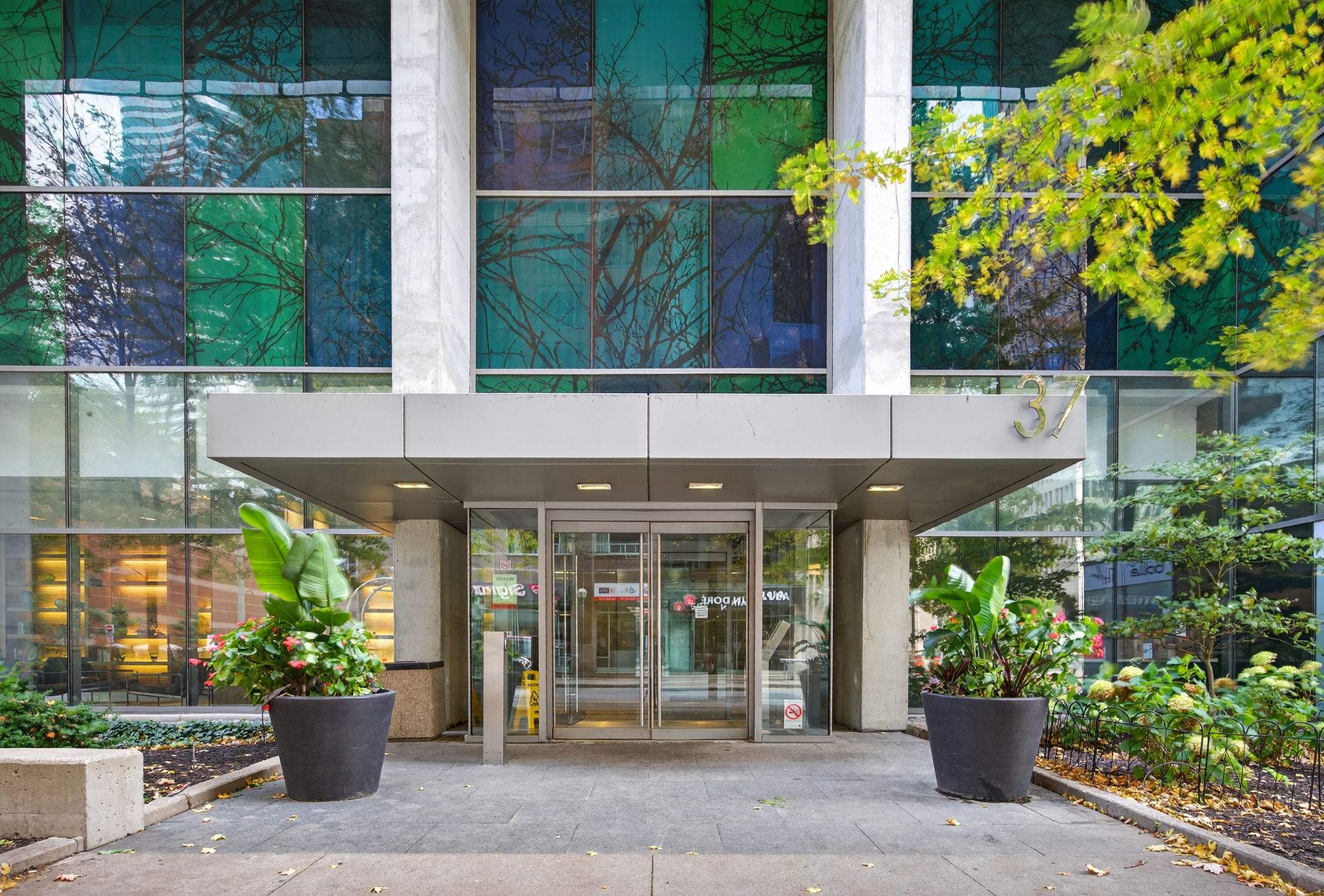 37 Grosvenor St unit 3109 Toronto, ON M4Y 3G5