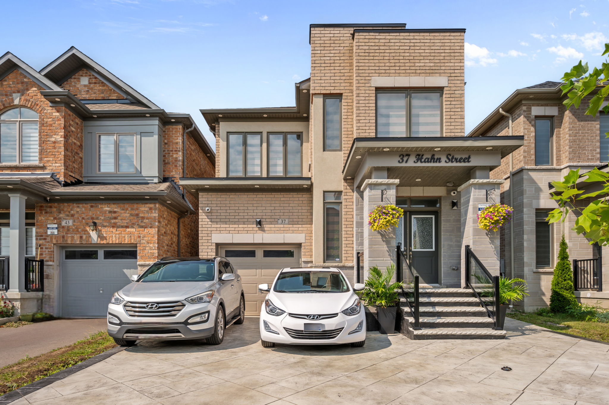 37 Hahn St Whitby, ON L1P 0G9