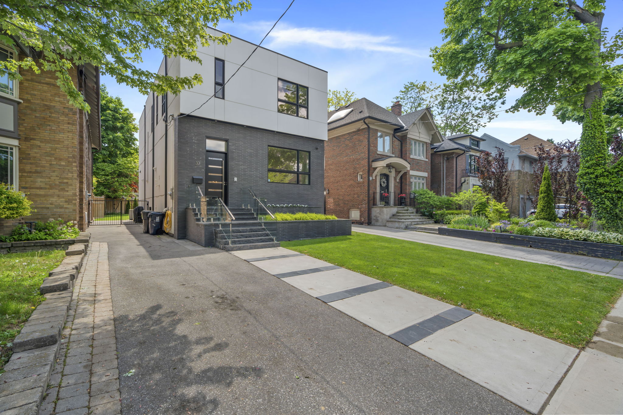 37 Kilbarry Rd Toronto, ON M5P 1K4