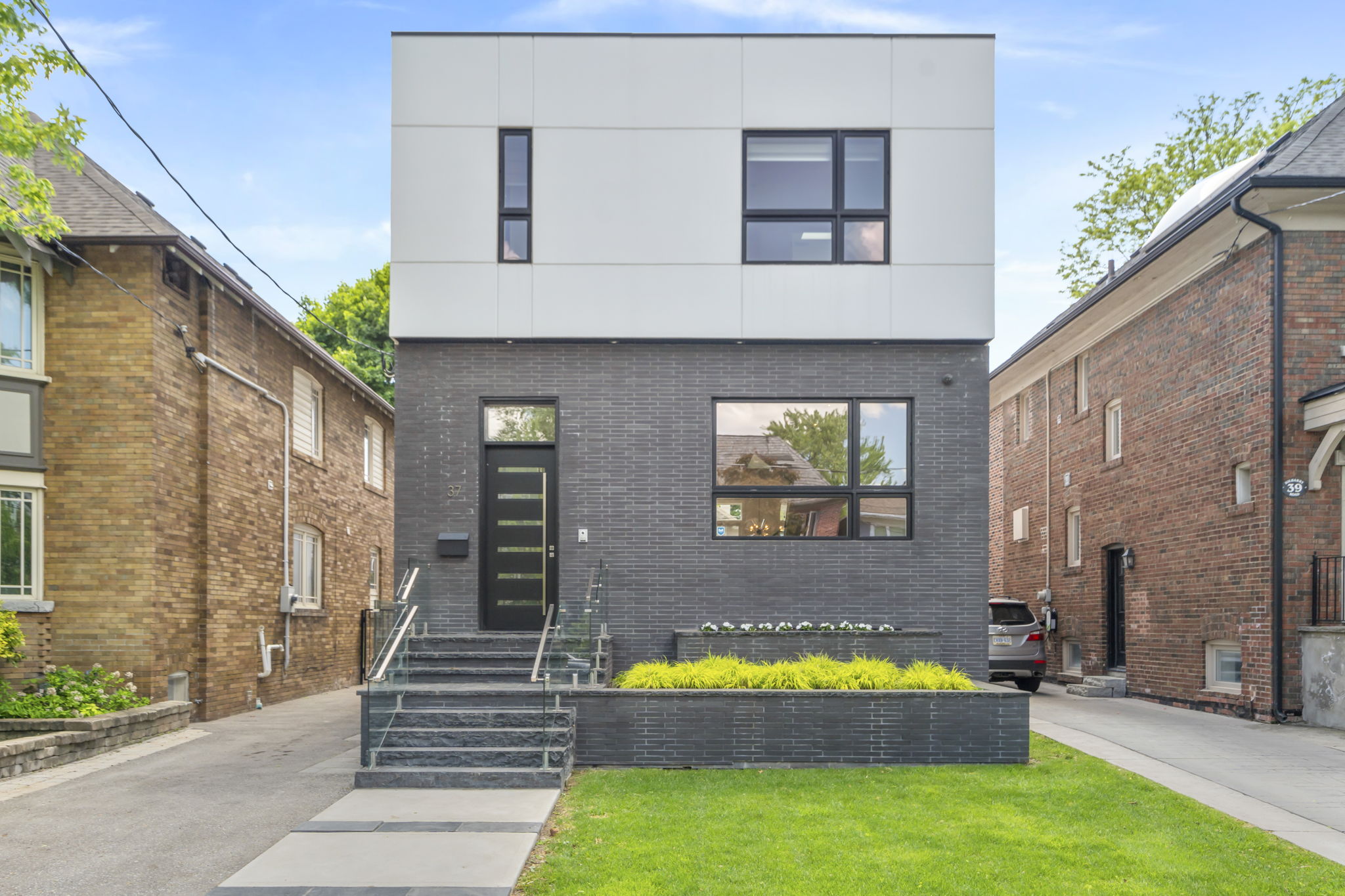 37 Kilbarry Rd Toronto, ON M5P 1K4