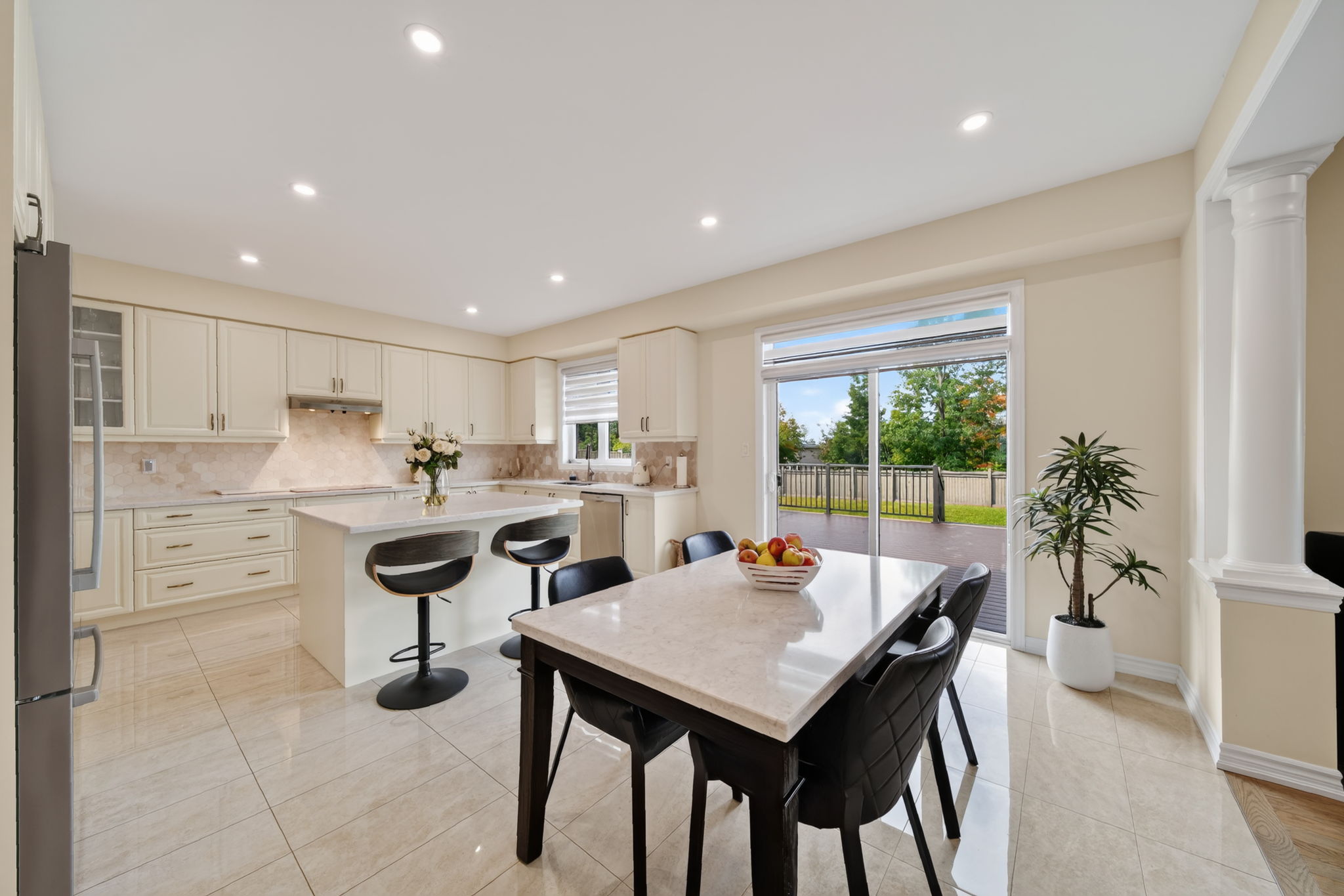 37 Rugman Cres Springwater, ON L9X 2A2