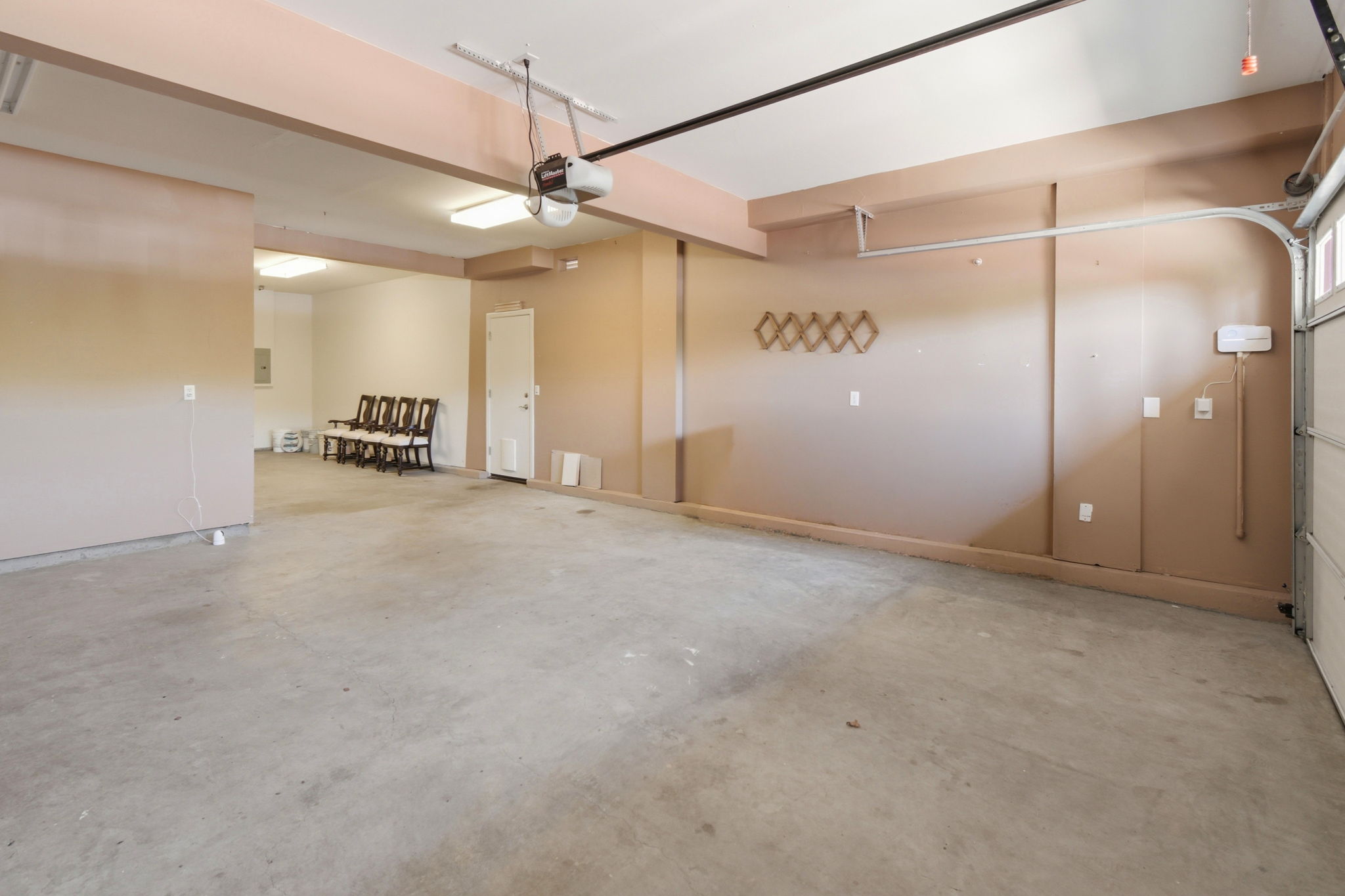 046_F8_370 Klein Ave