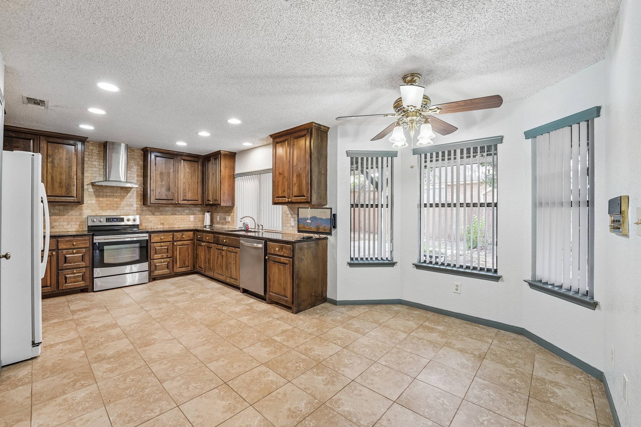 Shady Valley Dr-S2407-012.jpg