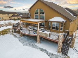 Huge Covered Back Deck w Mountain Views