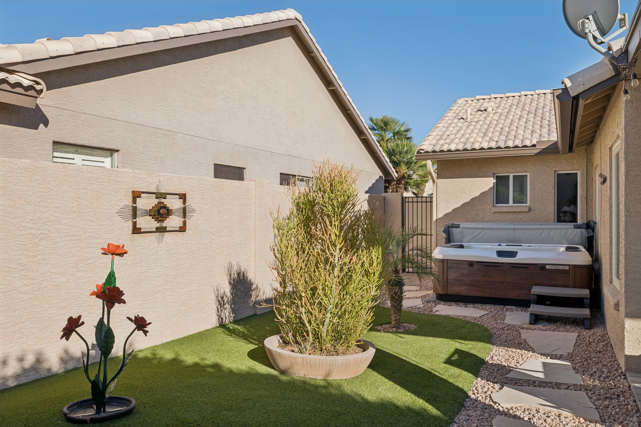 29 Side Yard with Hot Tub.jpg