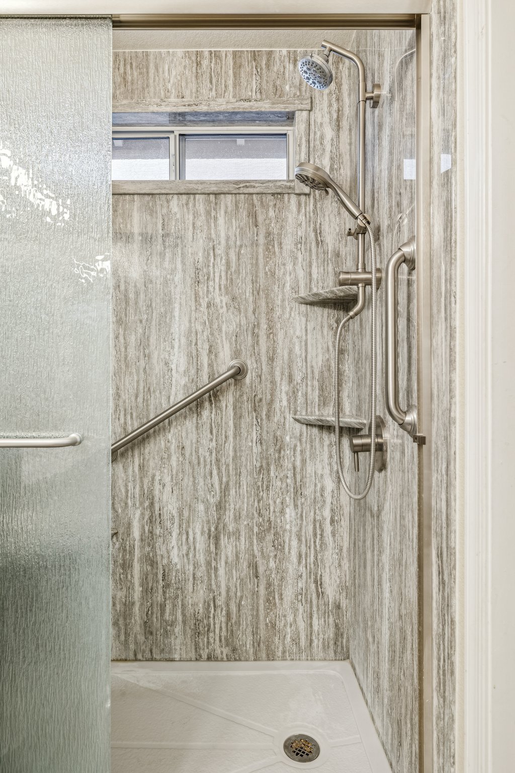 18 Primary Jacuzzi Shower.jpg