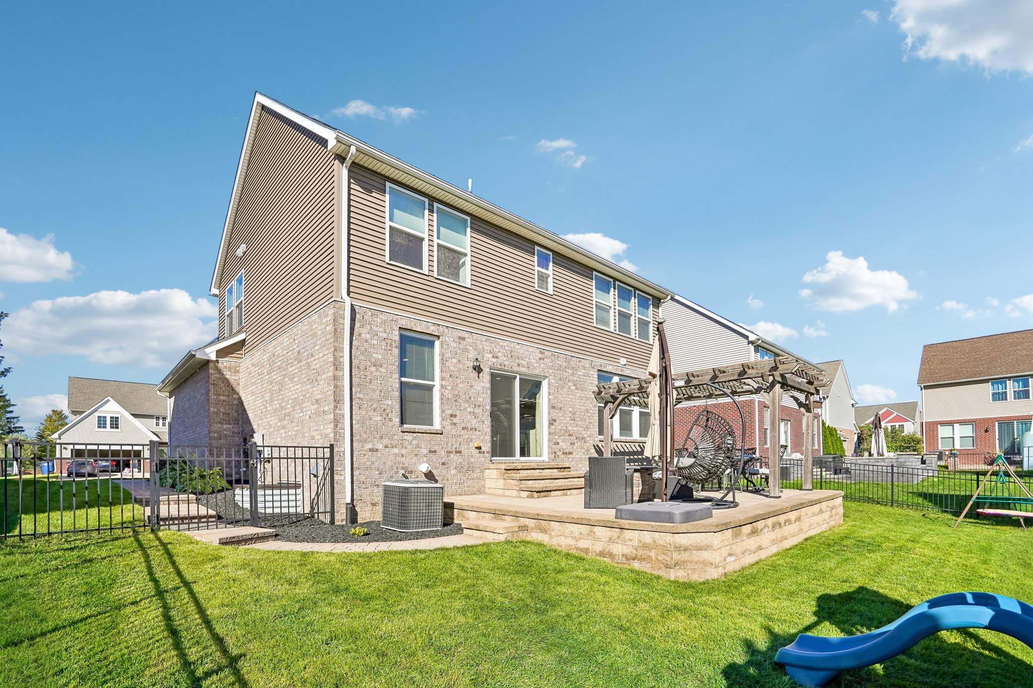 Russell Dr 21-S2809-047.jpg