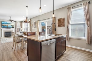 Russell Dr 21-S2809-017.jpg