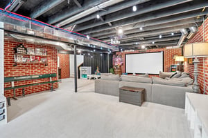 Russell Dr 21-S2809-043.jpg