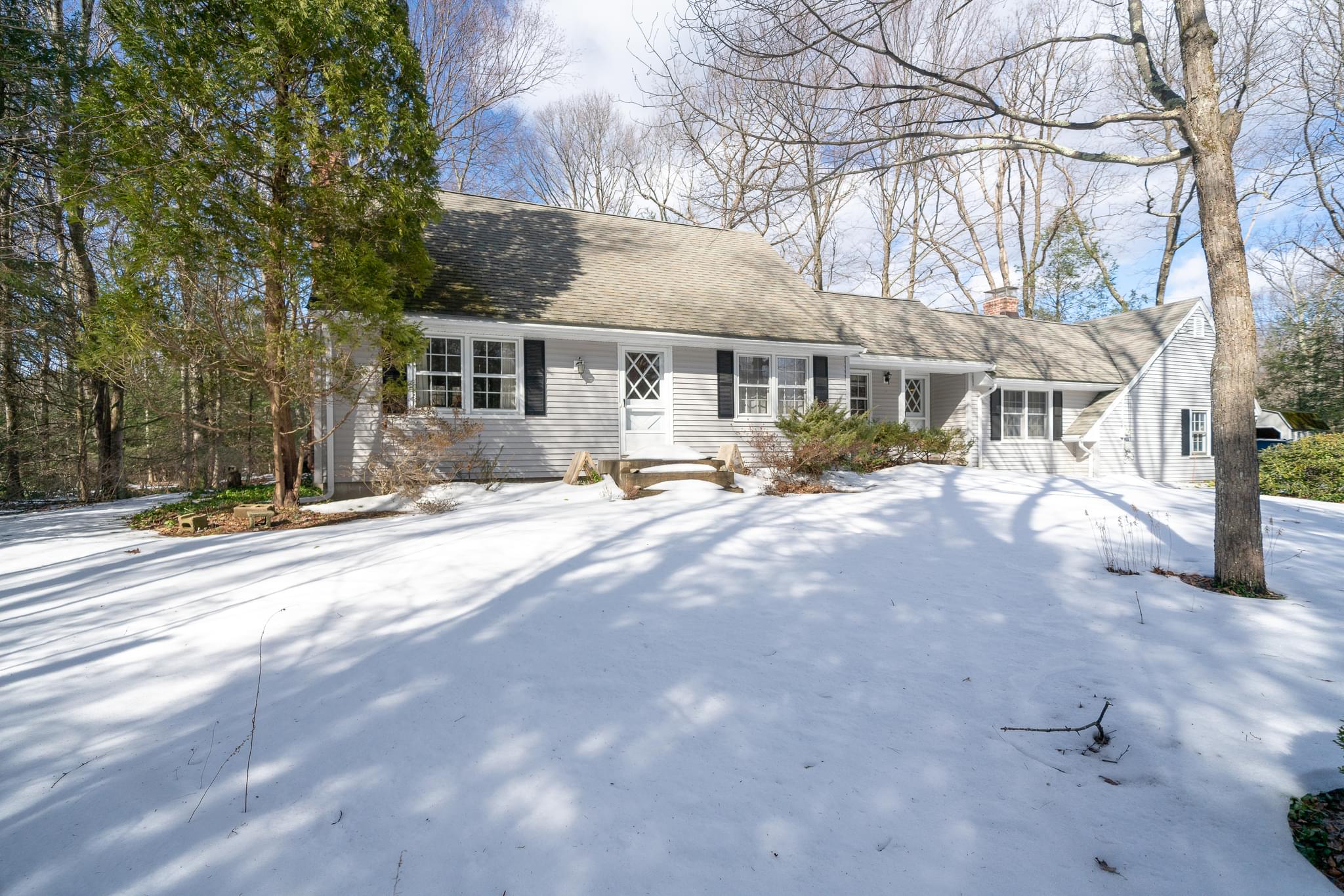  372 E Hill Rd, Canton, CT 06019, US