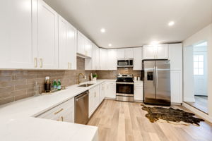 Quartz Counters, 42" Cabinets, SS Appls