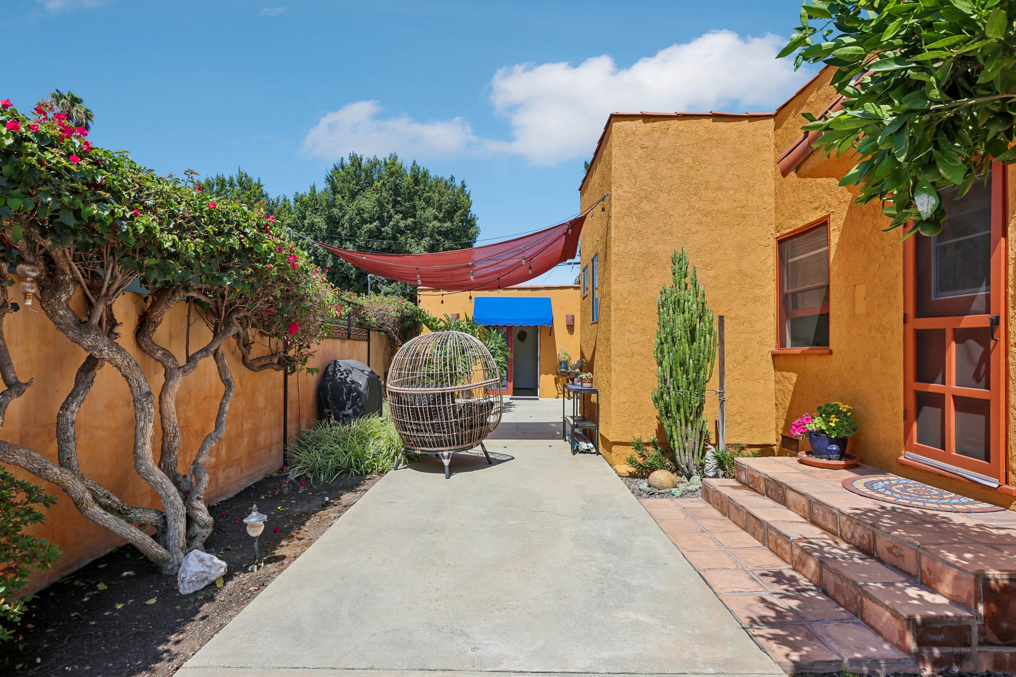 Falcon Ave-S2007-033.jpg
