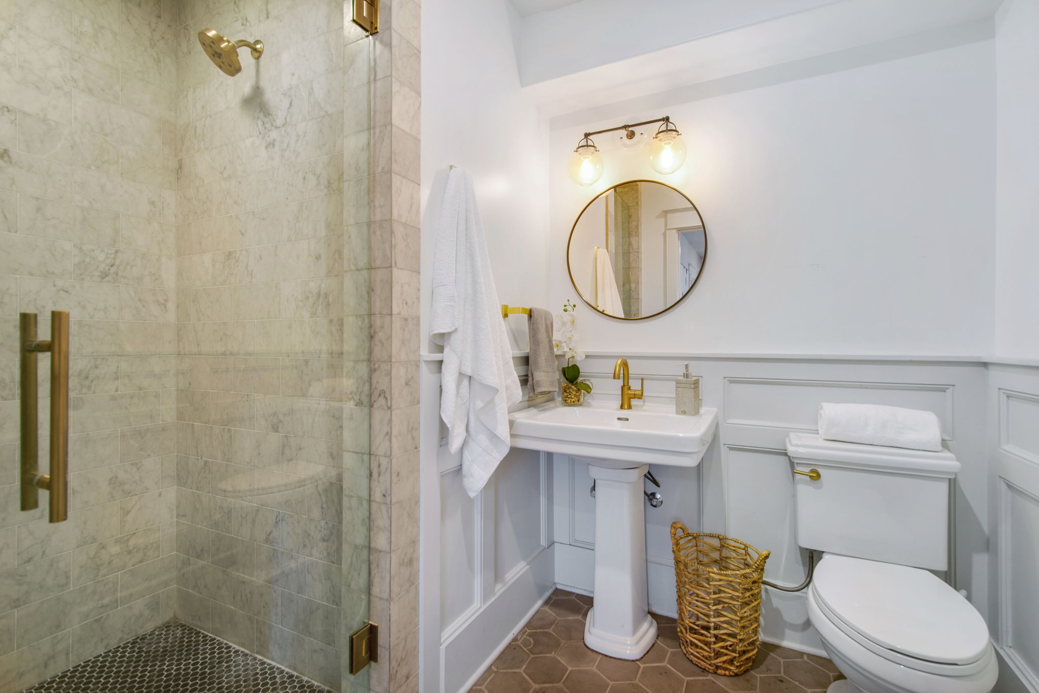 Ensuite bath lower level