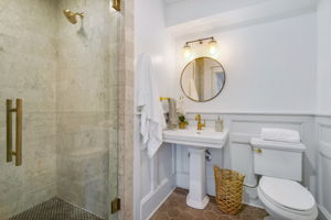 Ensuite bath lower level