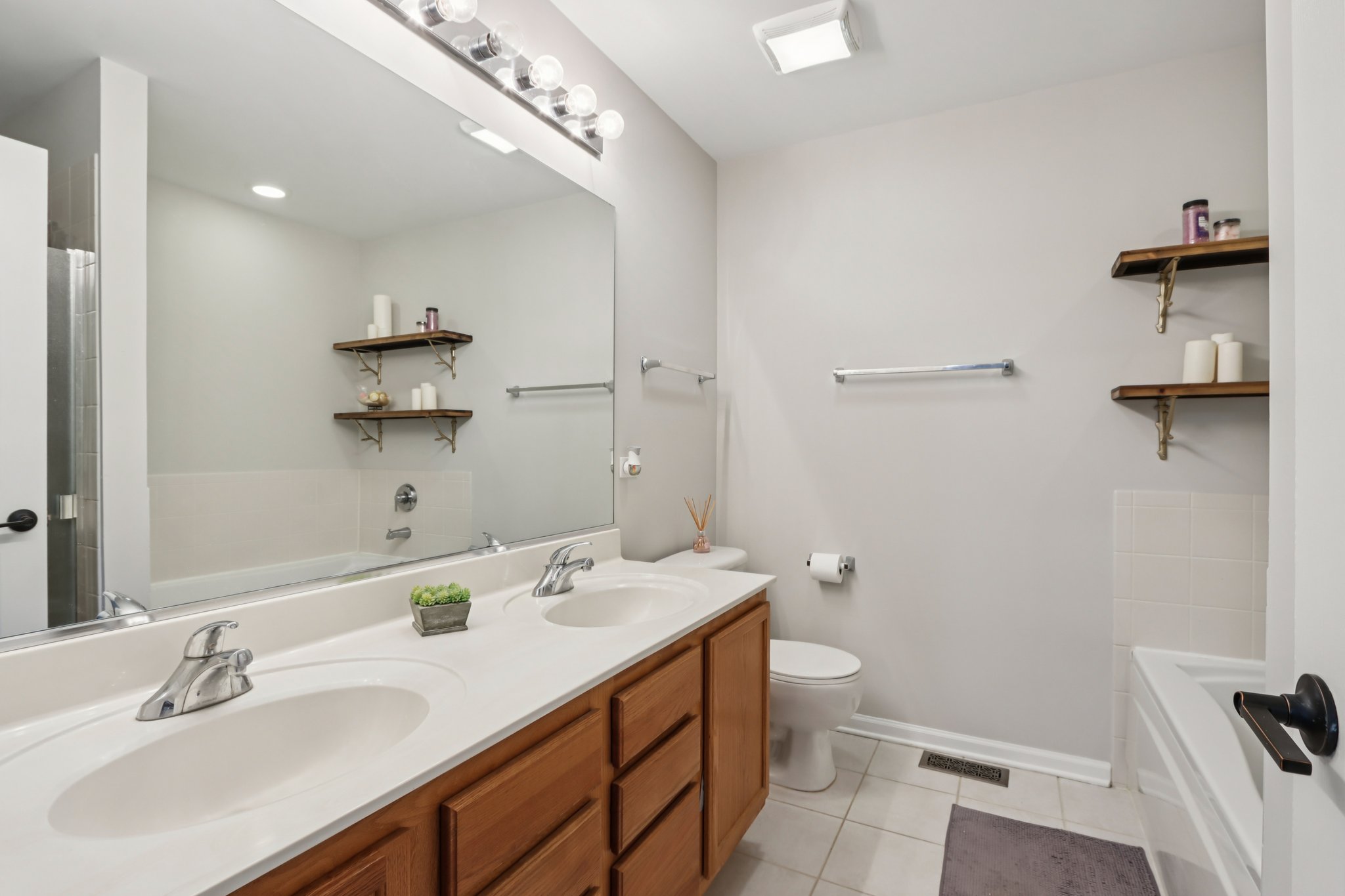 Evergreen Cir-S2211-029.jpg