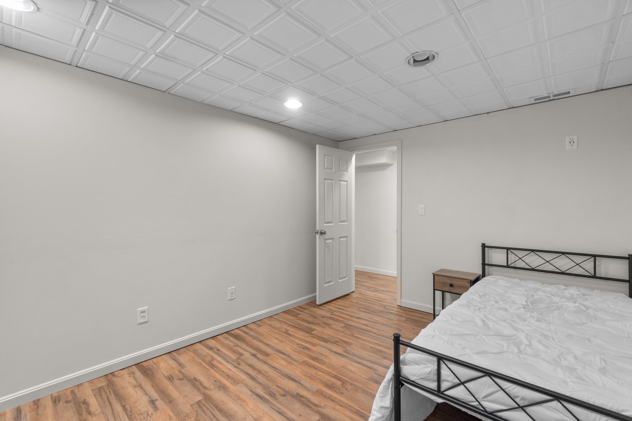 45. Lower bedroom.jpg