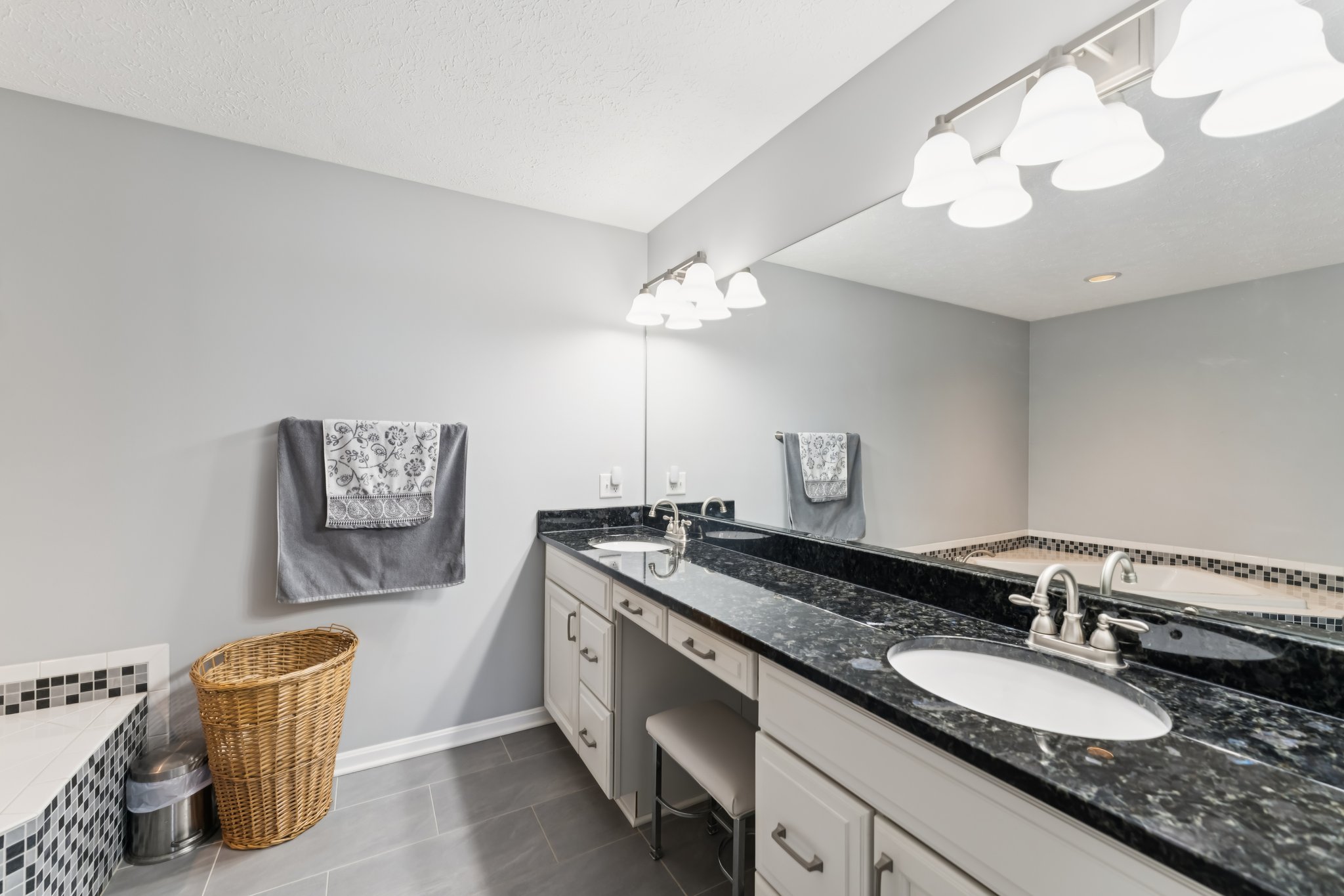 E Lake Rd-S2402-056.jpg