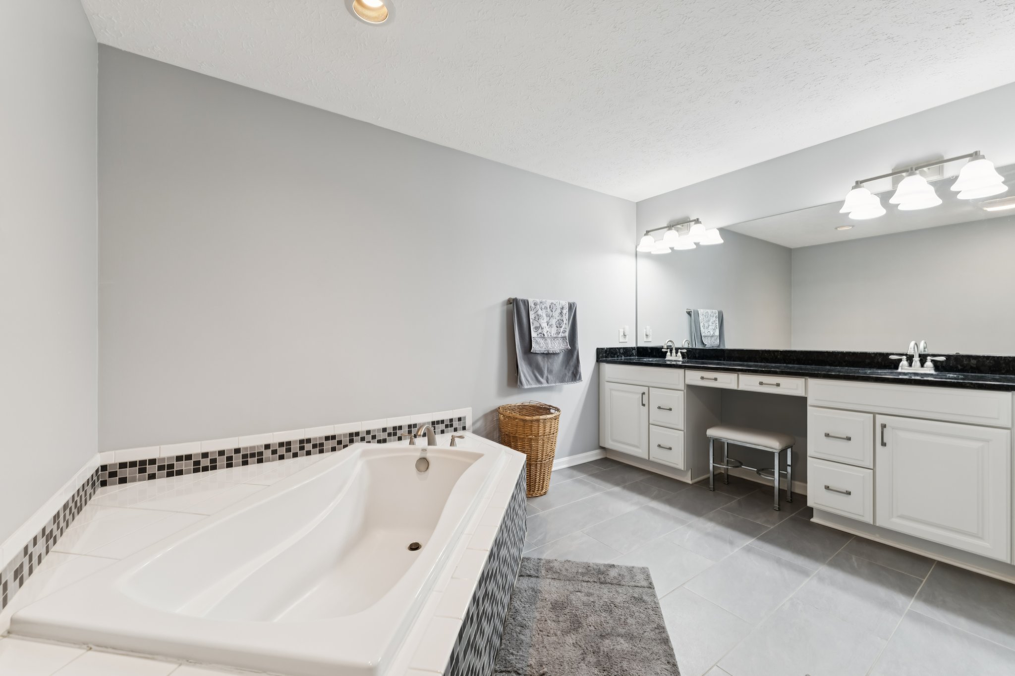 E Lake Rd-S2402-058.jpg