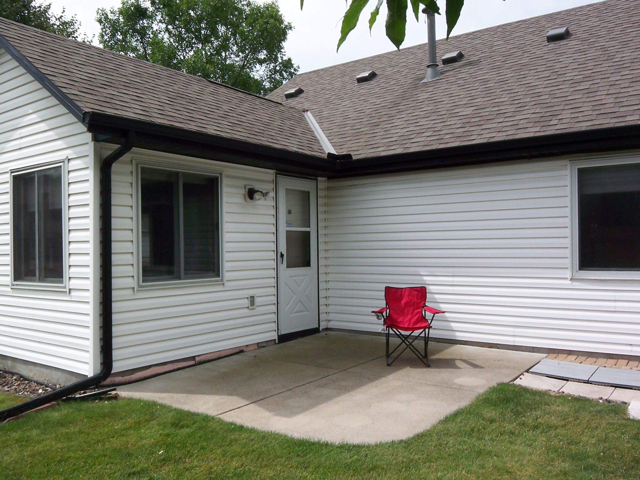 Rear Patio in the summer. Overlooks Goosepond Park!