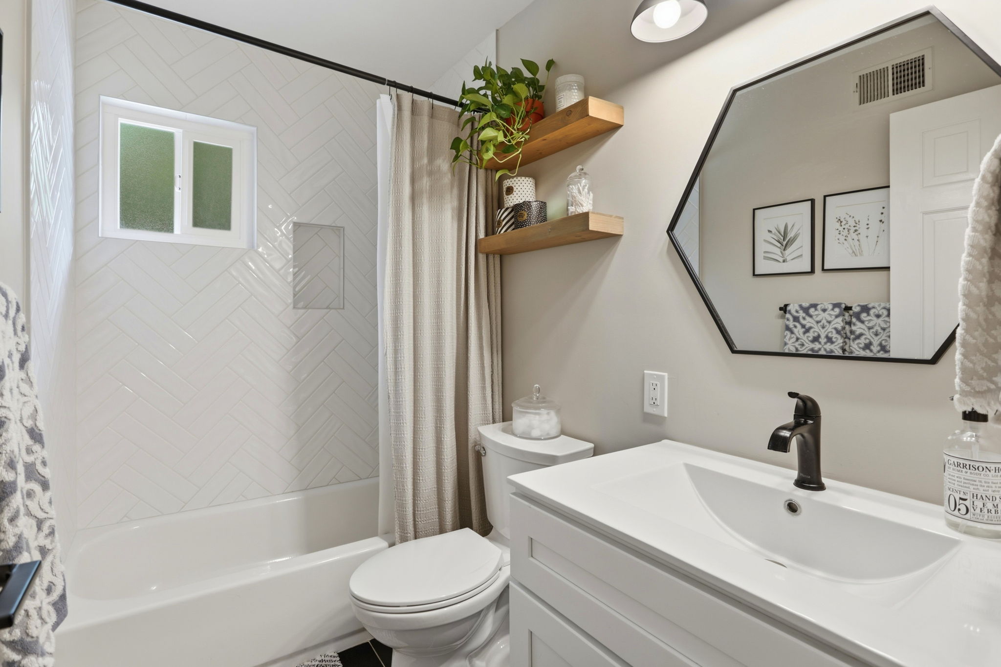 023_F8_3763 Willowview Dr