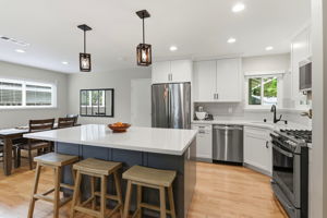010_F8_3763 Willowview Dr