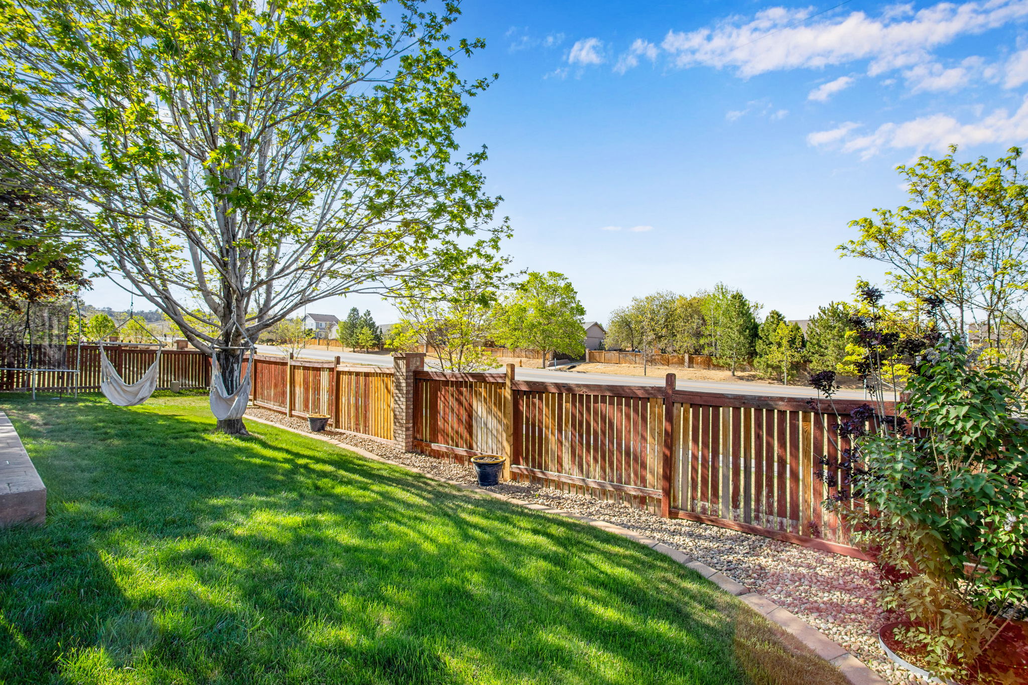 MANICURED LANDSCAPING WITH CONCRETE LANDSCAPE EDGING