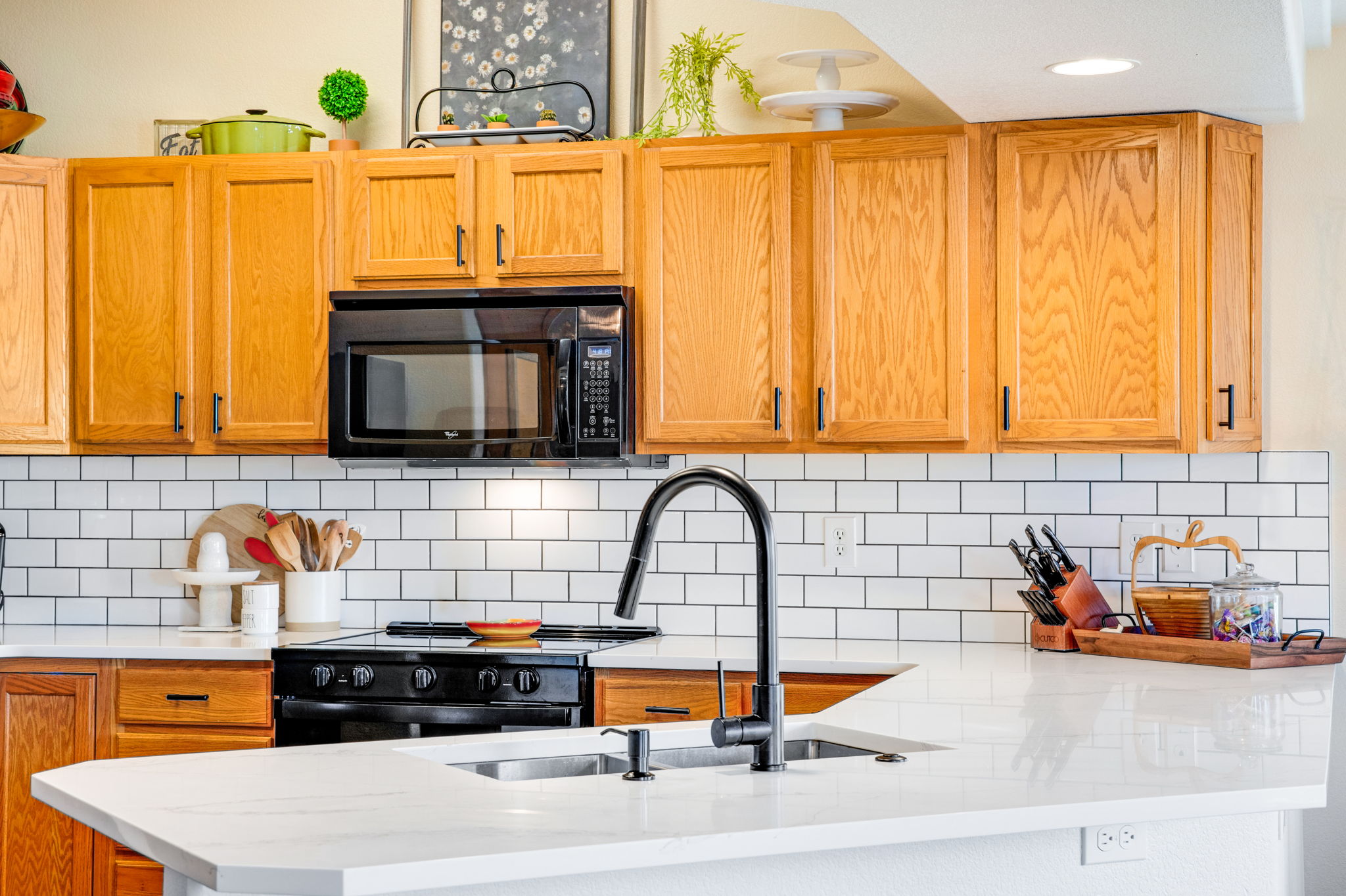 FULL SUBWAY TILED BACKSPLASH