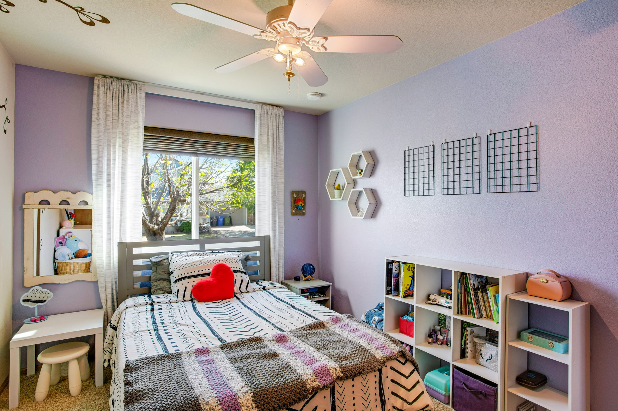 DECORATIVE ART MAKES THIS ROOM FEEL SO COZY