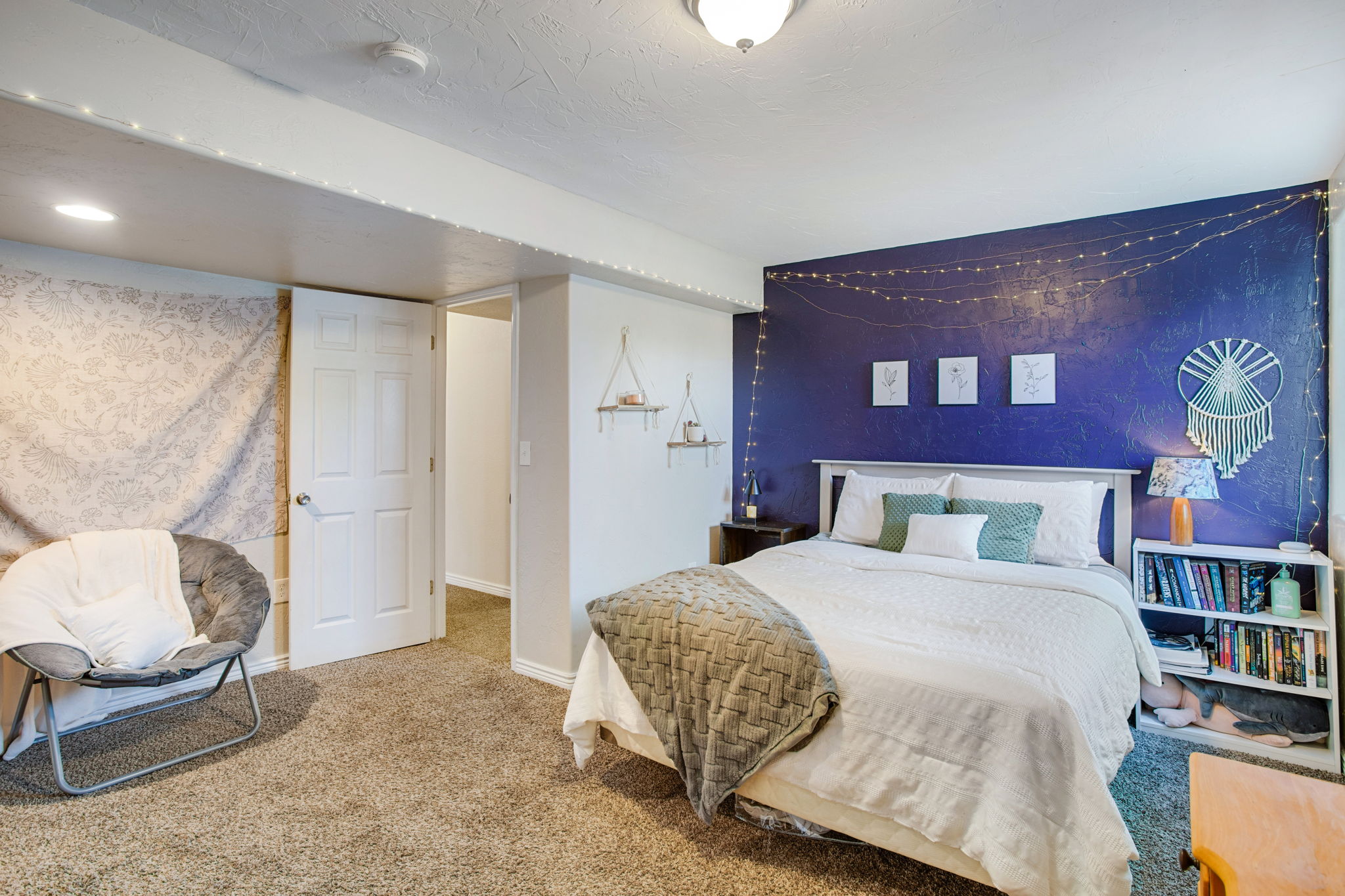 15' x 12' BEDROOM WITH LARGE CLOSET