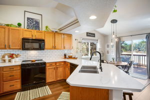 QUARTZ COUNTERTOPS & BREAKFAST BAR