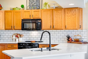 FULL SUBWAY TILED BACKSPLASH